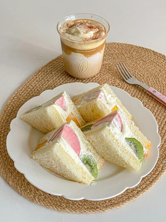 元气早餐🥝奶油水果三明治🍑维也纳咖啡☕