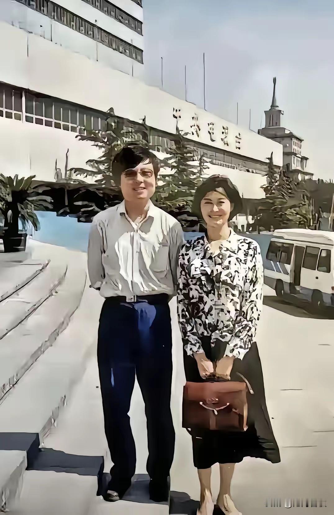 “女儿像爸爸”的含金量还在上升
敬一丹的女儿就非常像爸爸
完美地避开了敬一丹的外