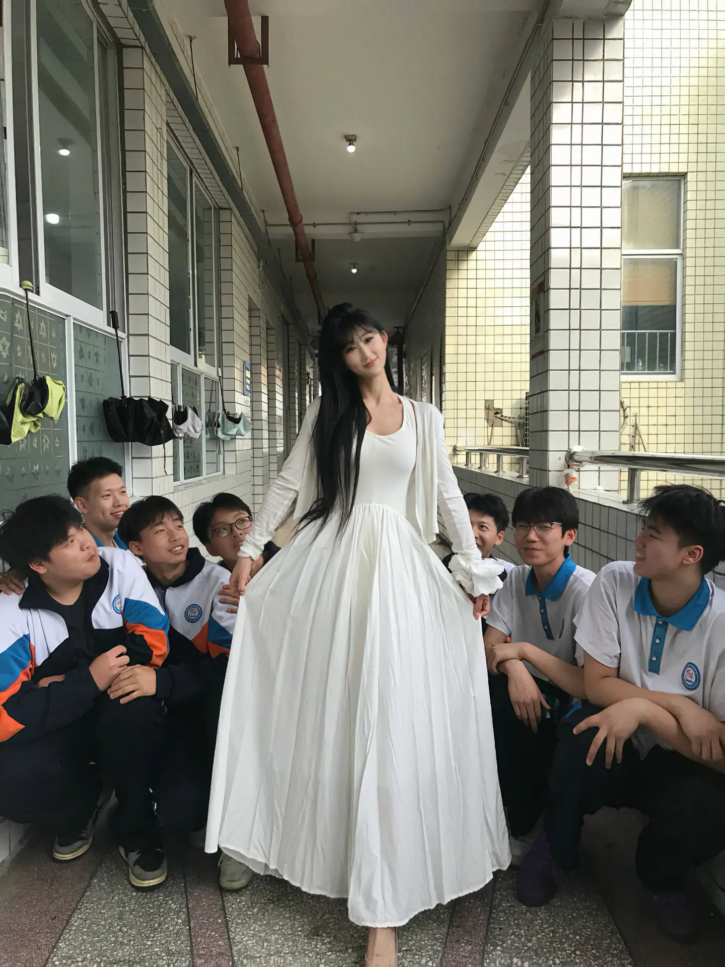 有些学生看你是年轻老师，不听话，处处欺负你 有些学生看你是年轻老师，处...
