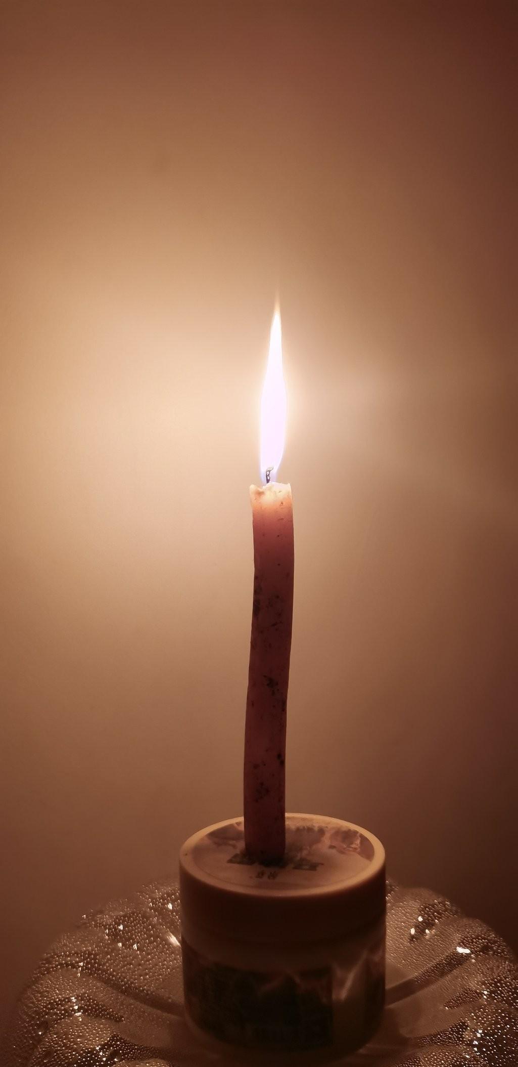 晚饭时，突然停电了！家里瞬间一片漆黑。海哥和儿子着急忙慌的找手机手电筒，要去检查