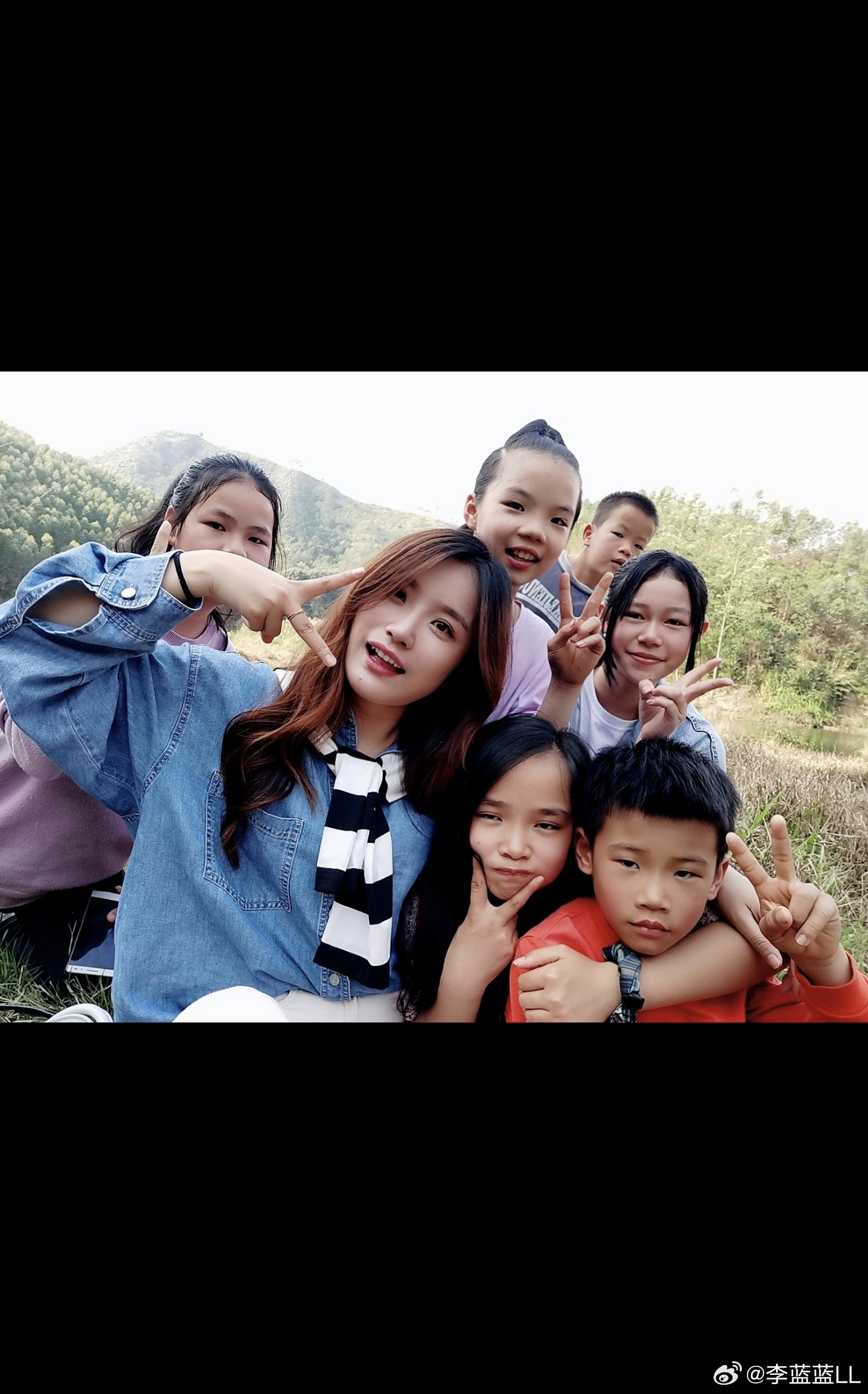 小时候长在乡下，性子野，满世界疯跑。一点不像女孩子。爱爬树，爱追着风在田埂上奔跑