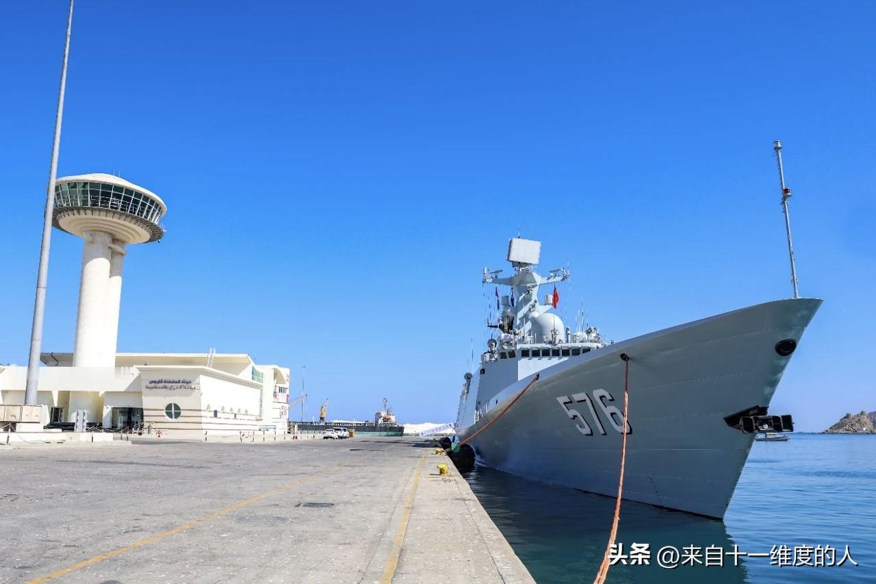 当地时间11月24日至28日海军第48批护航编队大庆舰靠泊阿曼苏丹卡布斯港进行为