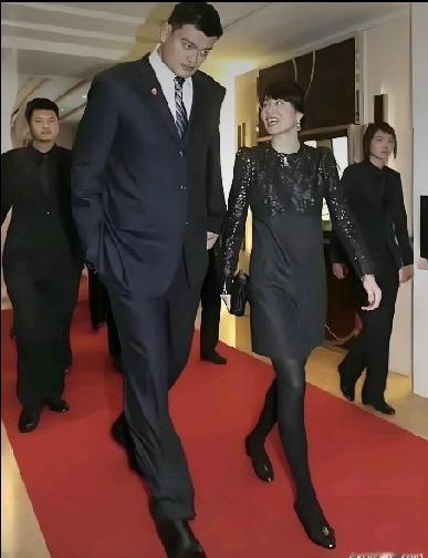 这是姚明和妻子叶莉出席某活动时的影像资料。夫妻俩踏着艳丽的地毯，手挽手，肩并肩，