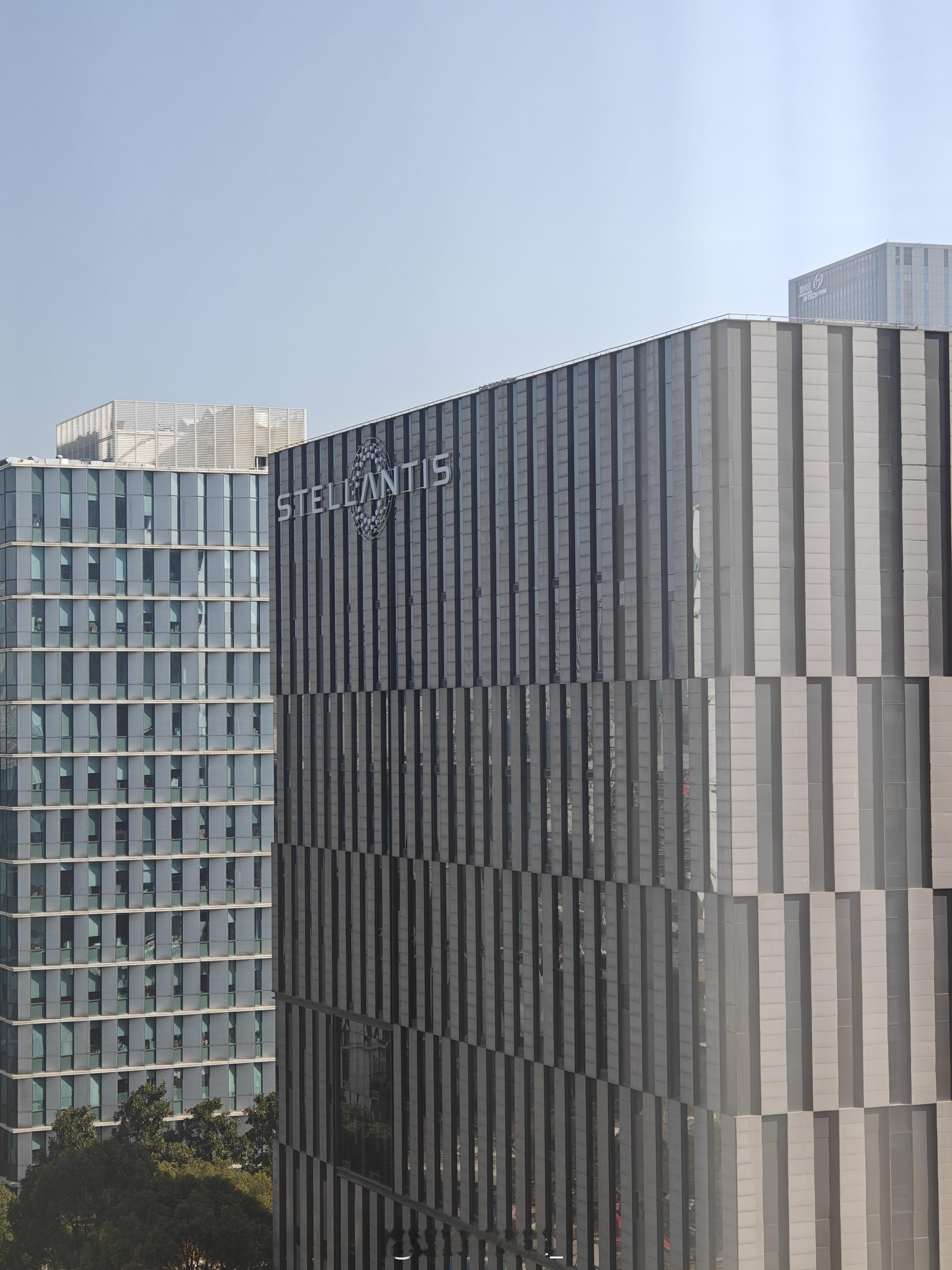 12月的漕河泾感觉比深圳还暖一些。下午试试蔚来最新版NWM，刚过去几个月迭代的大