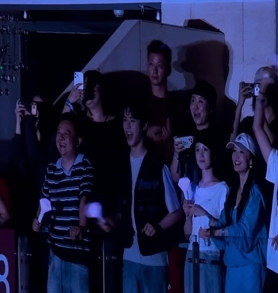 啊啊啊啊啊就算乌漆嘛黑龚俊也超元气！ 龚俊看那英演唱会挥应援棒