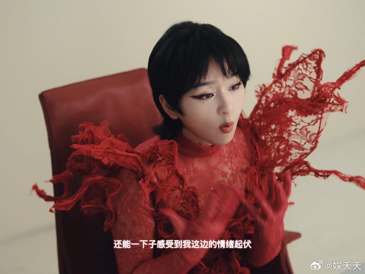 周笔畅把爱情写成理科公式 爱情不是玄学，是量子纠缠的理性选择。 ​​​