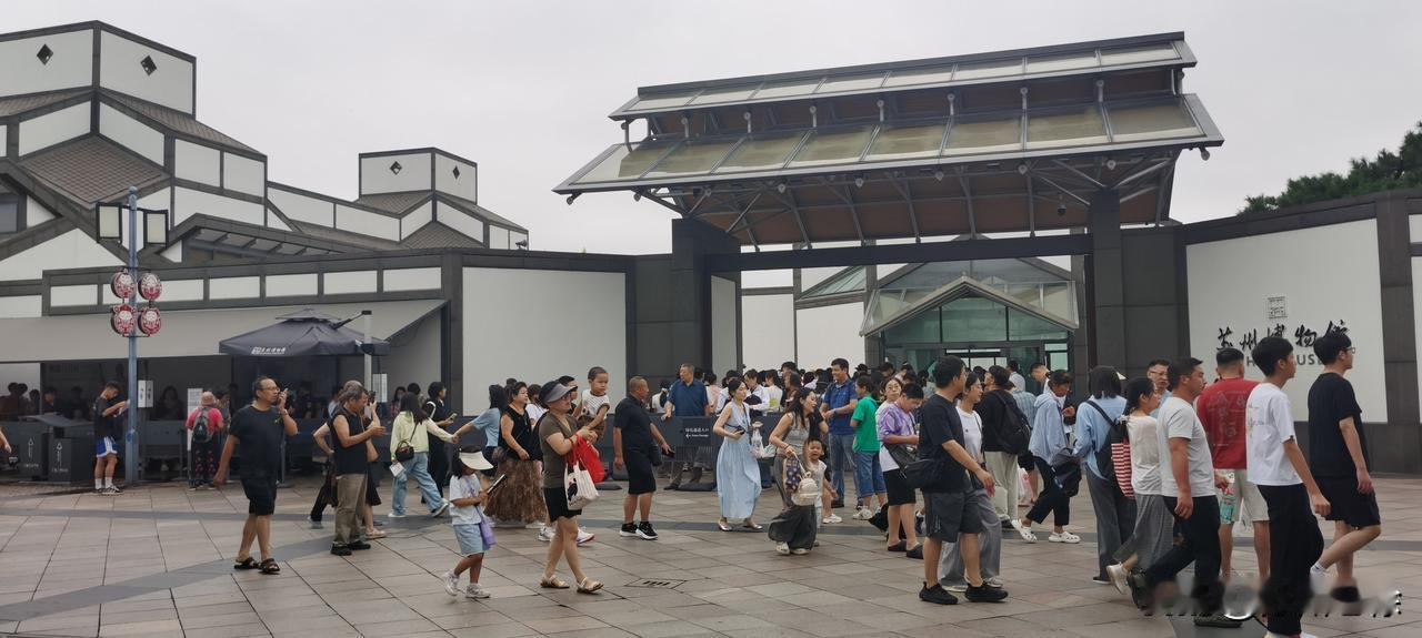 苏博进馆的人排长队，为什么出口处冷冷清清？
周六上午带朋友逛街，在苏州博物馆门口