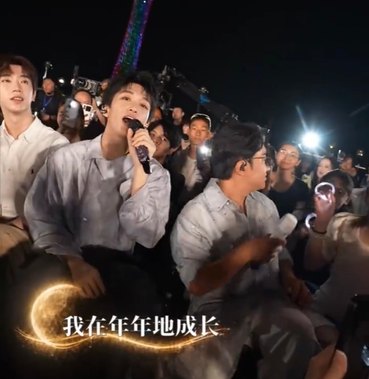 黄子弘凡自己打自己 别人上综艺是增加曝光，黄子弘凡上综艺是“全覆盖式曝光”。《天