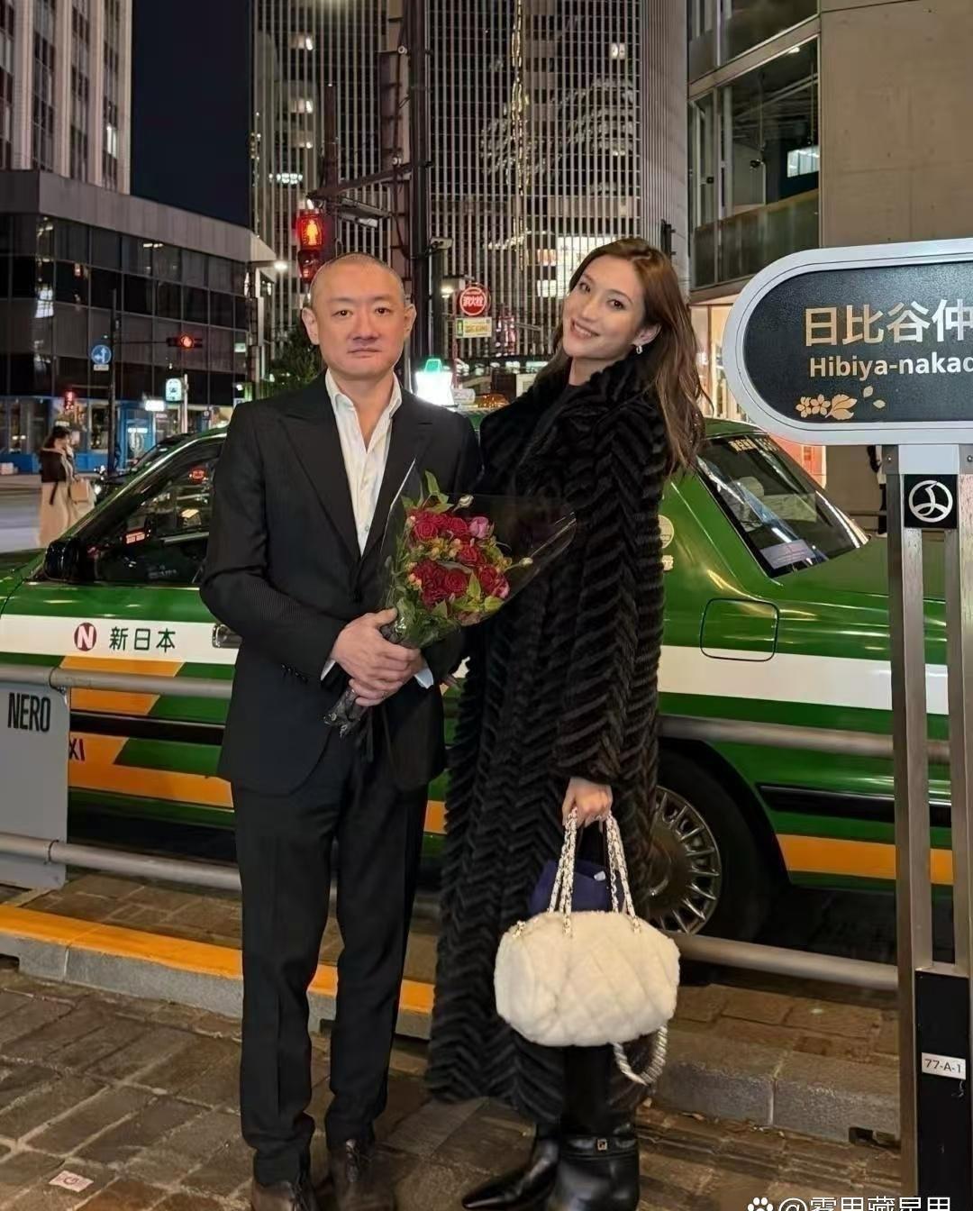 京城四少汪雨跟新婚老婆逛街约会呢，他俩差20岁，站一块儿不太搭。但他老婆真挺漂亮
