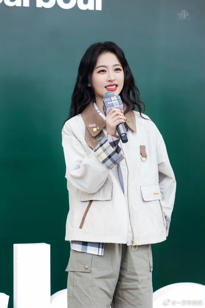 想魂穿周雨彤手里牵着的那只小狗被周雨彤的英伦风硬控了 卷卷的刘海搭在姐姐额前，她