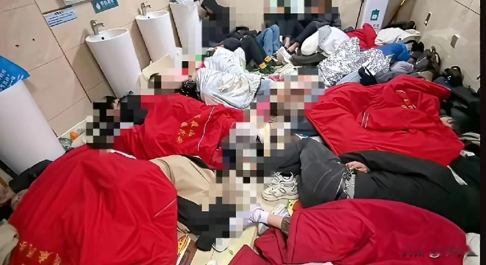 为了看日出，泰山顶上卫生间住满了年轻人，不分男女，自带床单，地垫泰山观景游客 泰