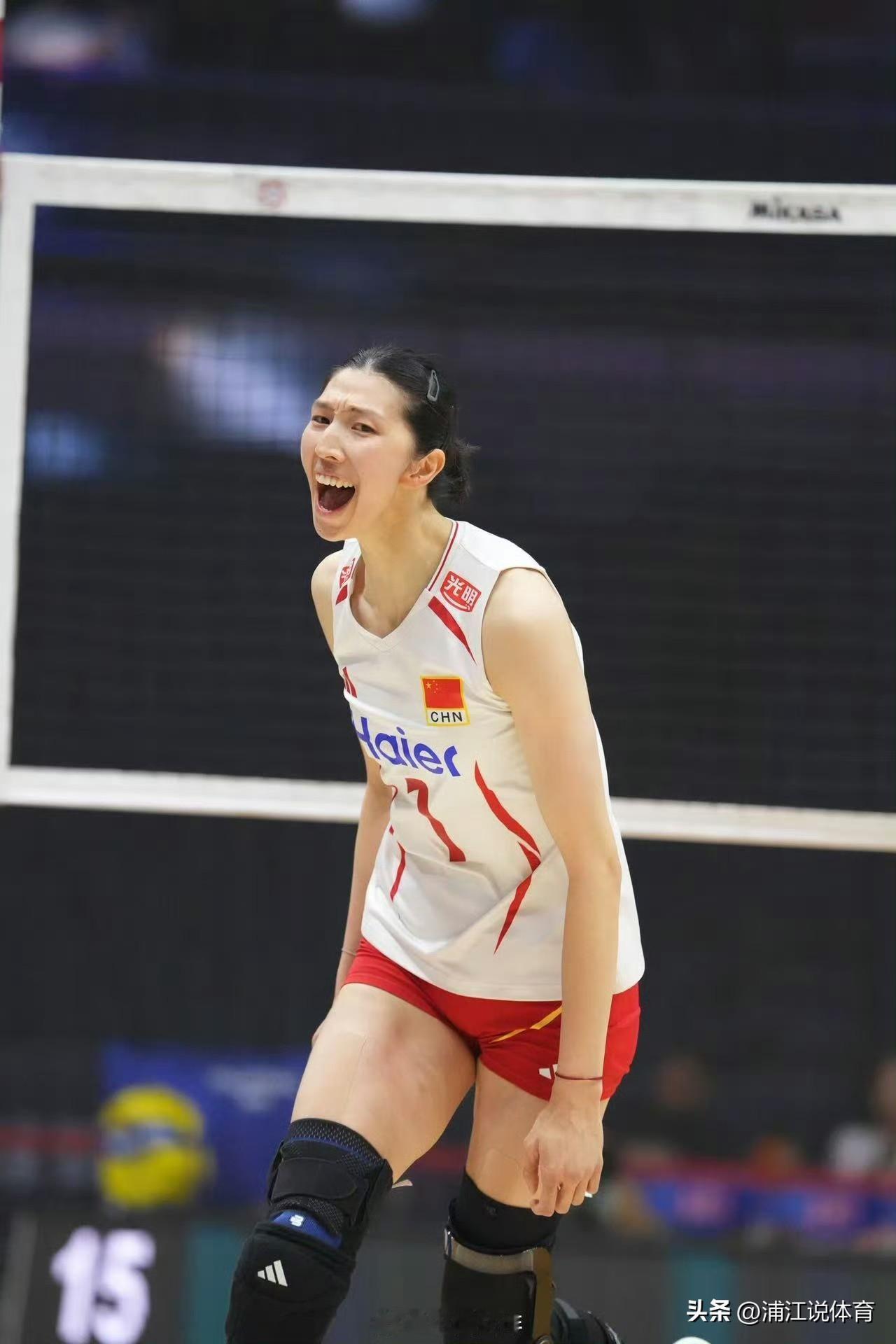 张常宁是吴梦洁背后的女人。中国女排3-0横扫越南女排晋级亚锦赛四强，吴梦洁27扣