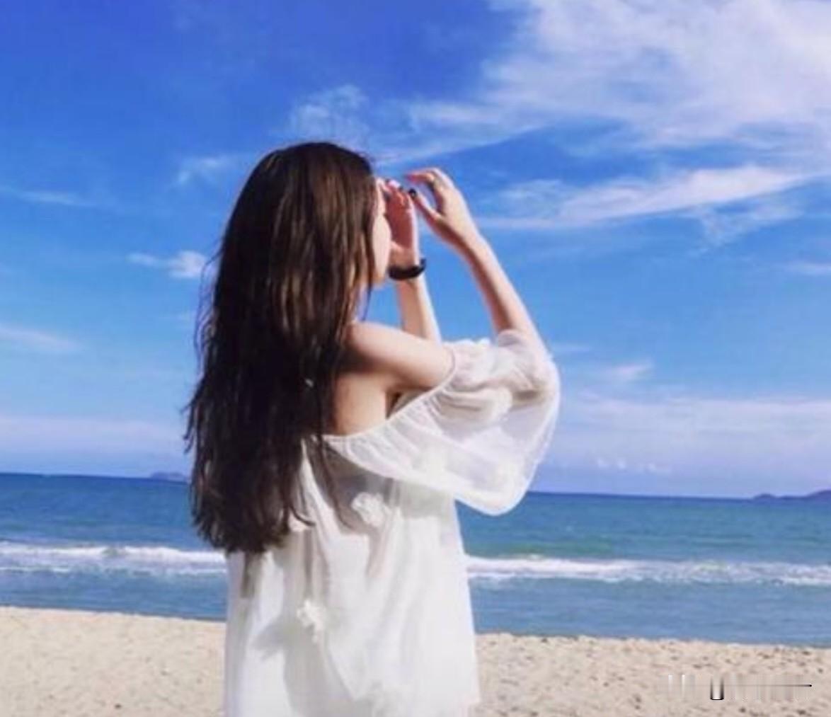 5月13日，一大早和我关系很好，爱美又漂亮女同事，帽檐拉的低低的进了办公室。
