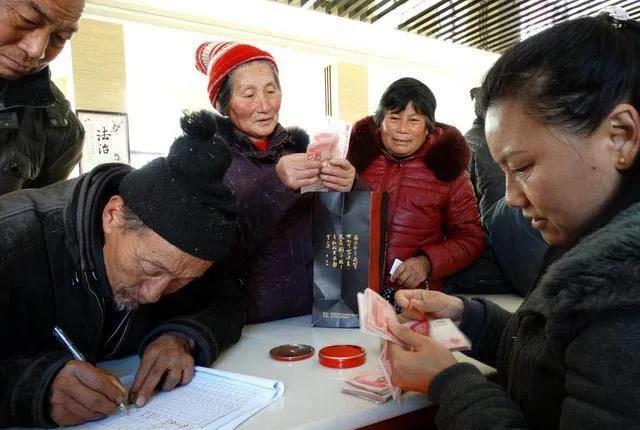 最近翻看各地民政局发布的通知才发现，全国大半省市，都把今年高龄津贴生存年审的集中