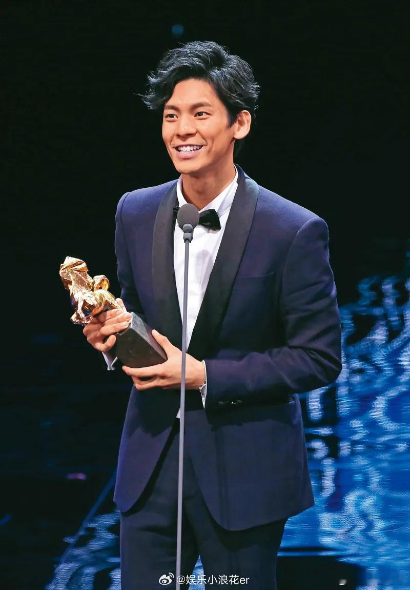 台媒曝林柏宏爸爸欠债不还 据台媒，林柏宏的二伯、四叔向记者爆料，林柏宏的爸爸早年