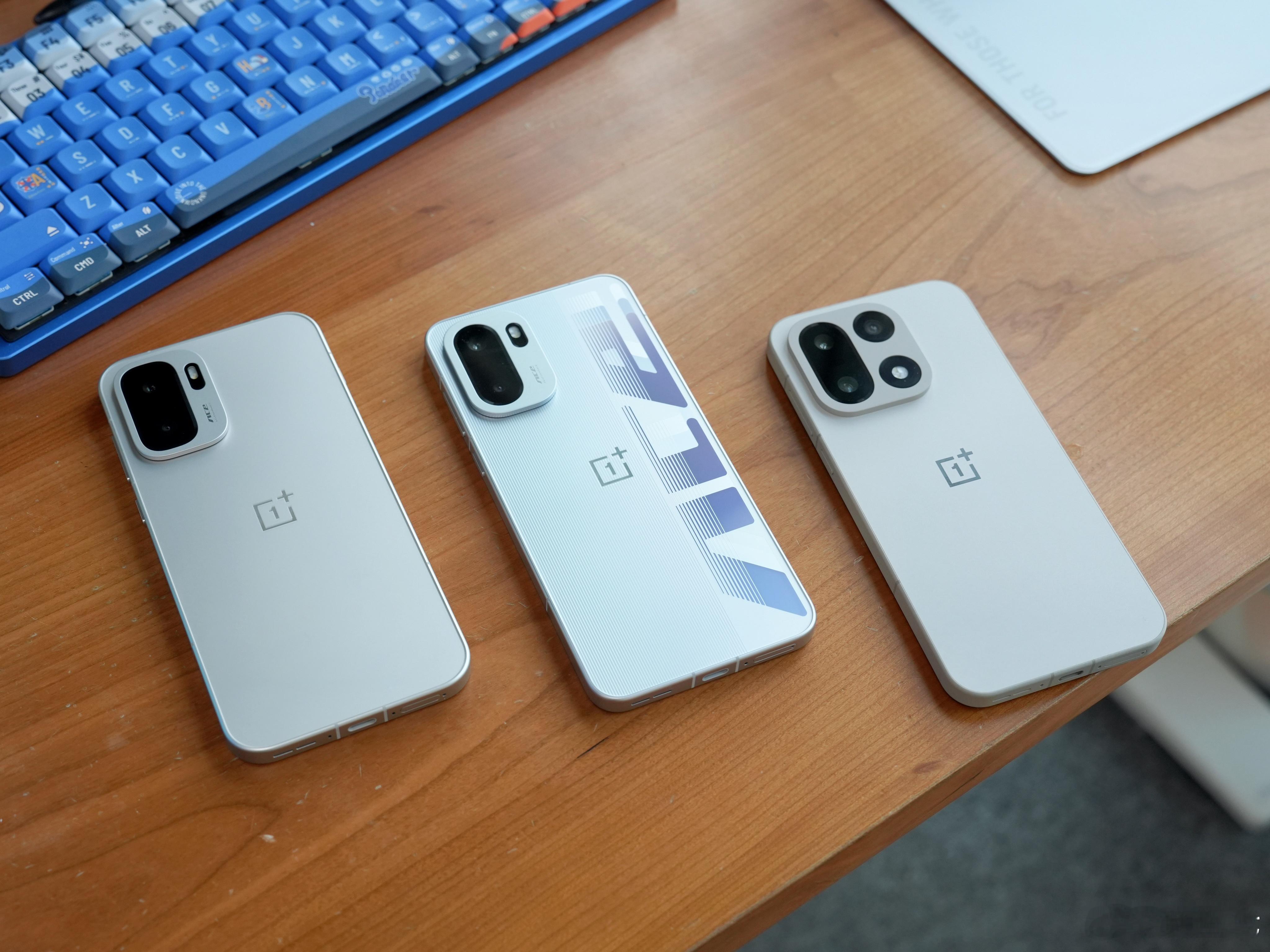 办公室的小伙伴在拿一加 Ace 6 至尊版爽玩游戏，说要测试什么流畅度。我在北京