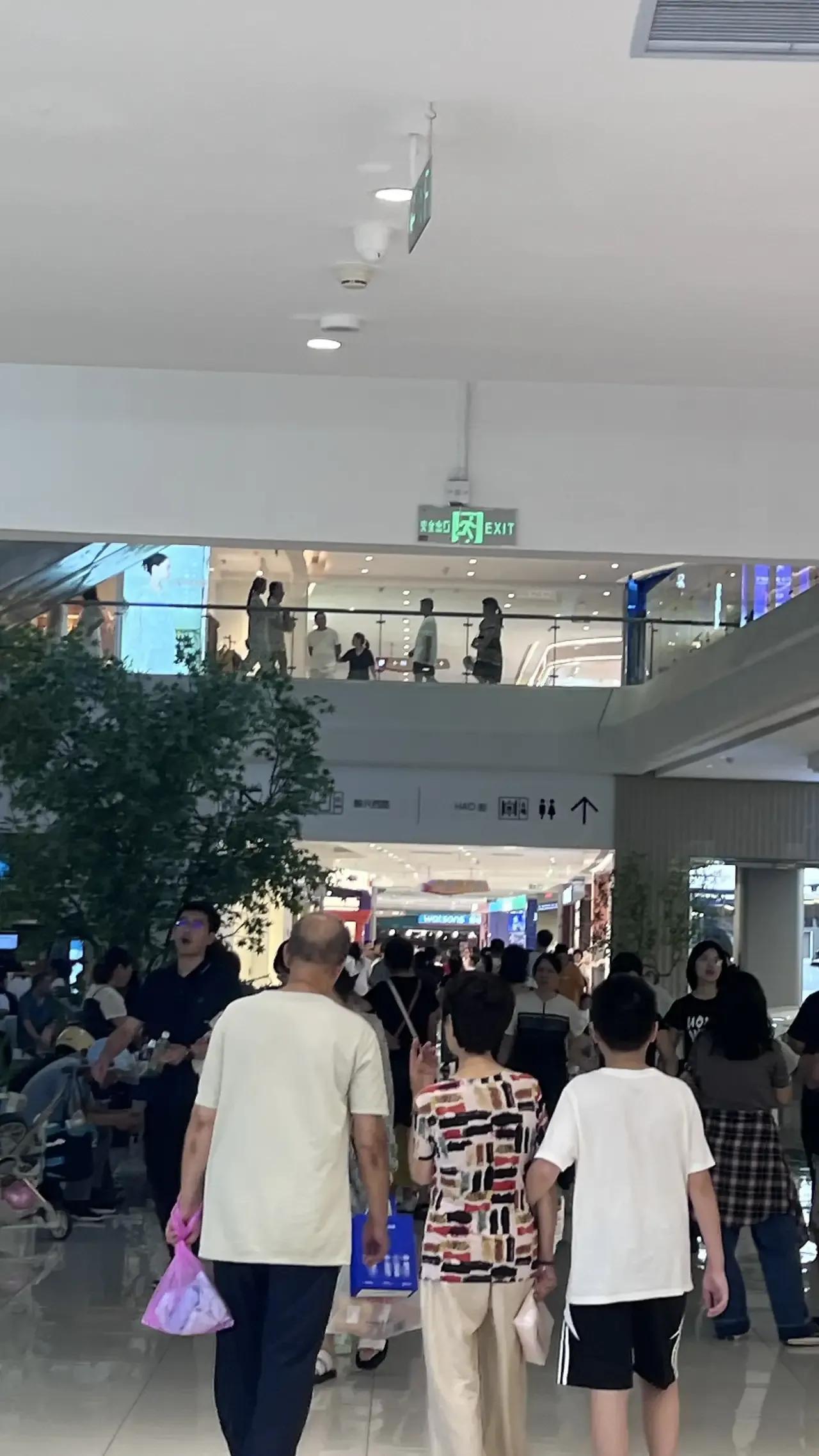 杭州临平万达广场人气不减
临平万达广场整改的到位，这次打通了AB区，中庭得到最大
