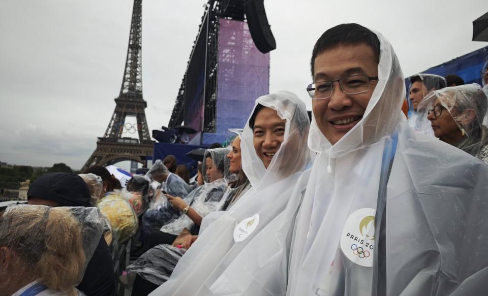 笑不活了，雷军看巴黎奥运开幕式淋成落汤鸡，霸气表态喊话中国奥运健儿。

最近雷军