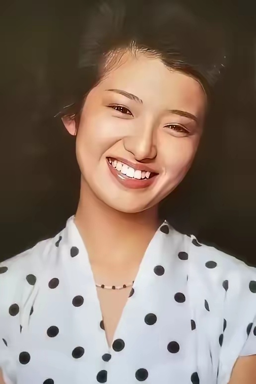 真搞不懂，当时怎么有那么多人喜欢她，哪里好看？眼睛小小的，牙齿还不整齐，还没刘晓