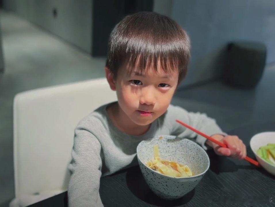 #黄磊小儿子近照##黄磊儿子6岁近照# 黄磊小儿子近照，6岁彼得潘越长越帅气！ 