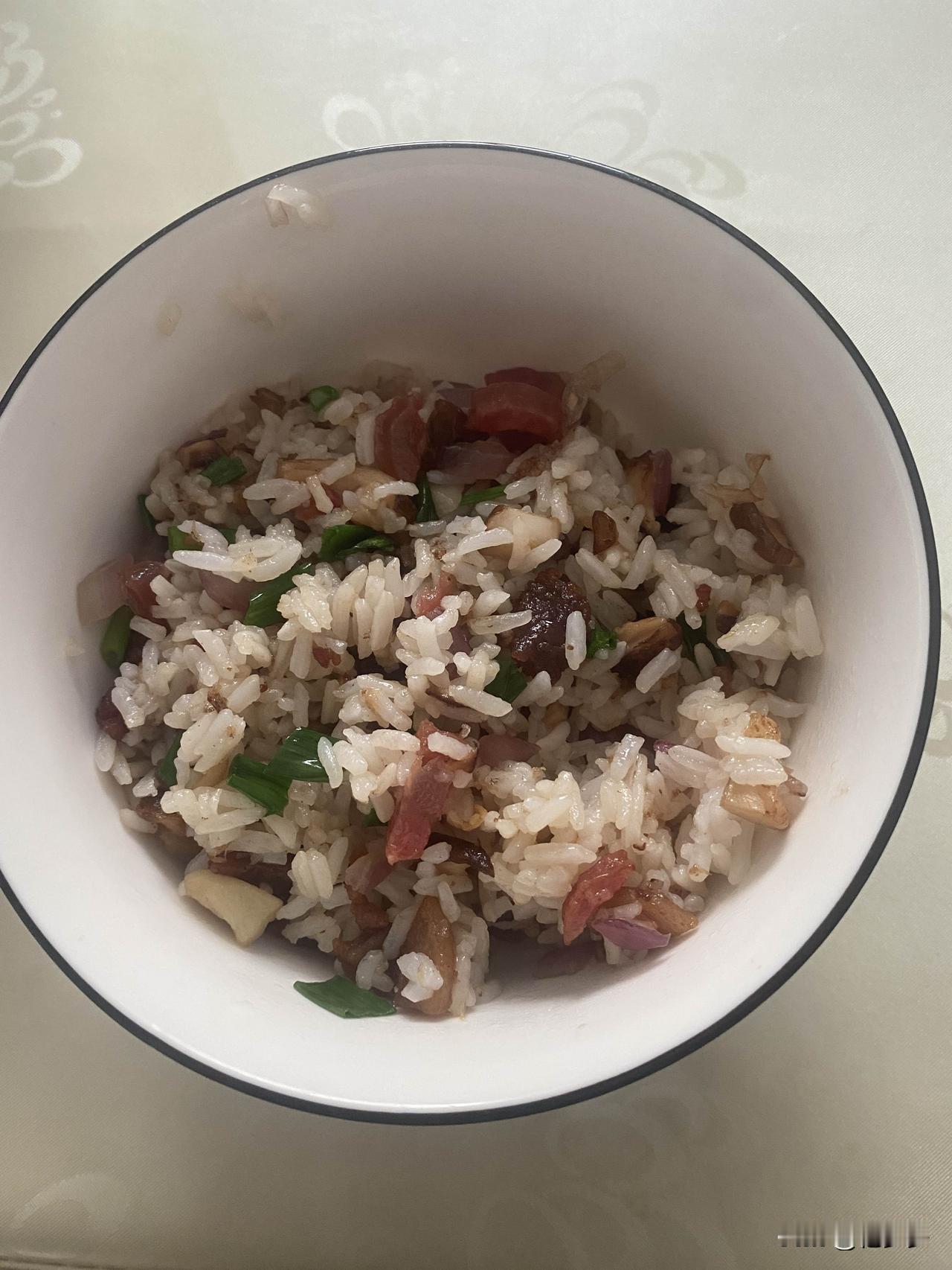 自己动手丰衣足食，中午自己炒了一碗腊肠炒饭，吃完才感慨，还是自己动手做的饭菜最合