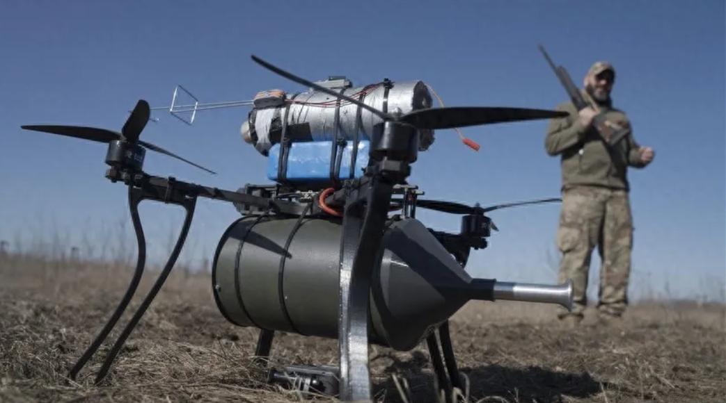 俄乌冲突持续，乌克兰在正面战场难以取得优势，于是采取了无人机“蜂群战术”。这种战