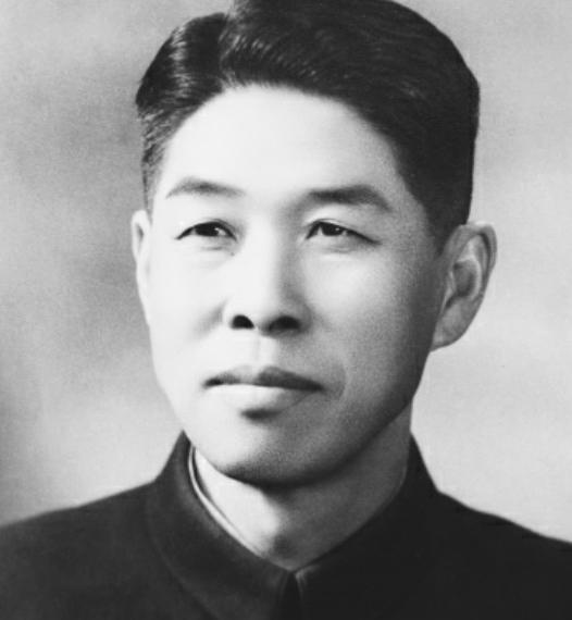 1958年，工作人员将一份上海人事调动文件交到了毛主席的办公桌上。主席翻开一看，