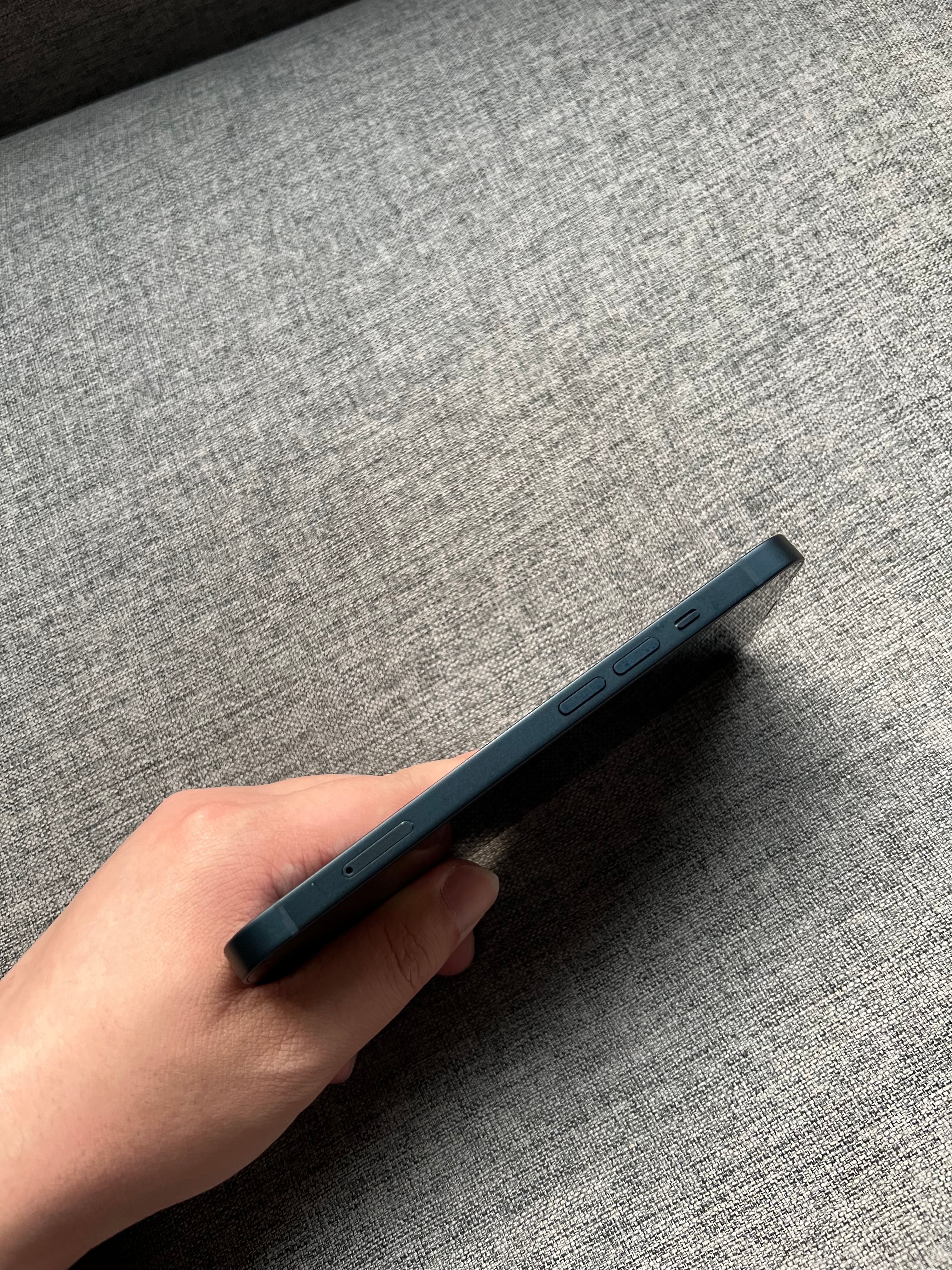 iPhone13 128G 黑色，屏幕完美，外壳小掉漆，电池效率80，单机，店保