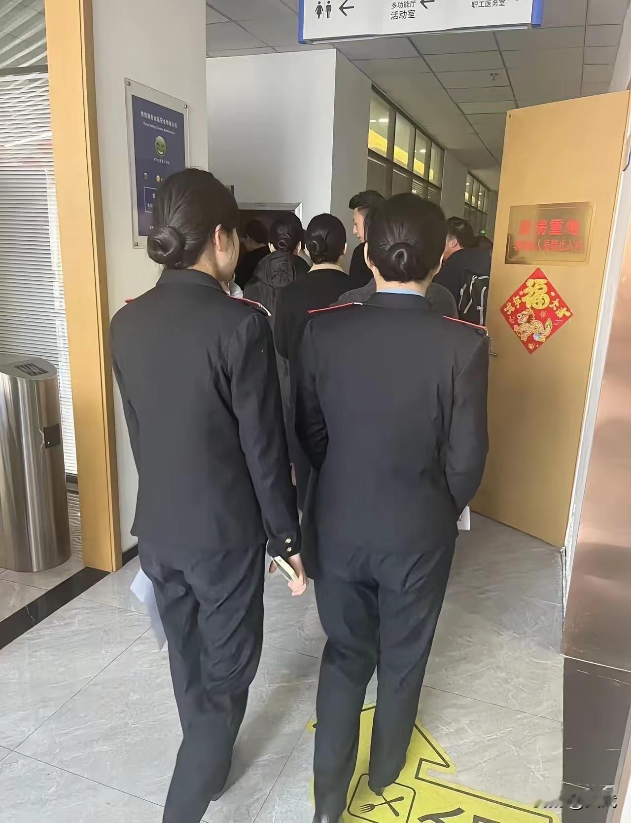 大专毕业我就进了铁路当乘务员，一个月能休15天。
在爸妈和亲戚眼里，这绝对是体面