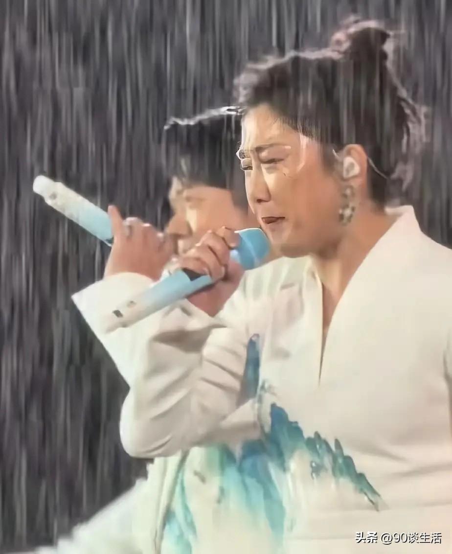 我终于明白，
凤凰传奇这么火不是没有道理的，
厦门演唱会的一场大雨，直接给我们展