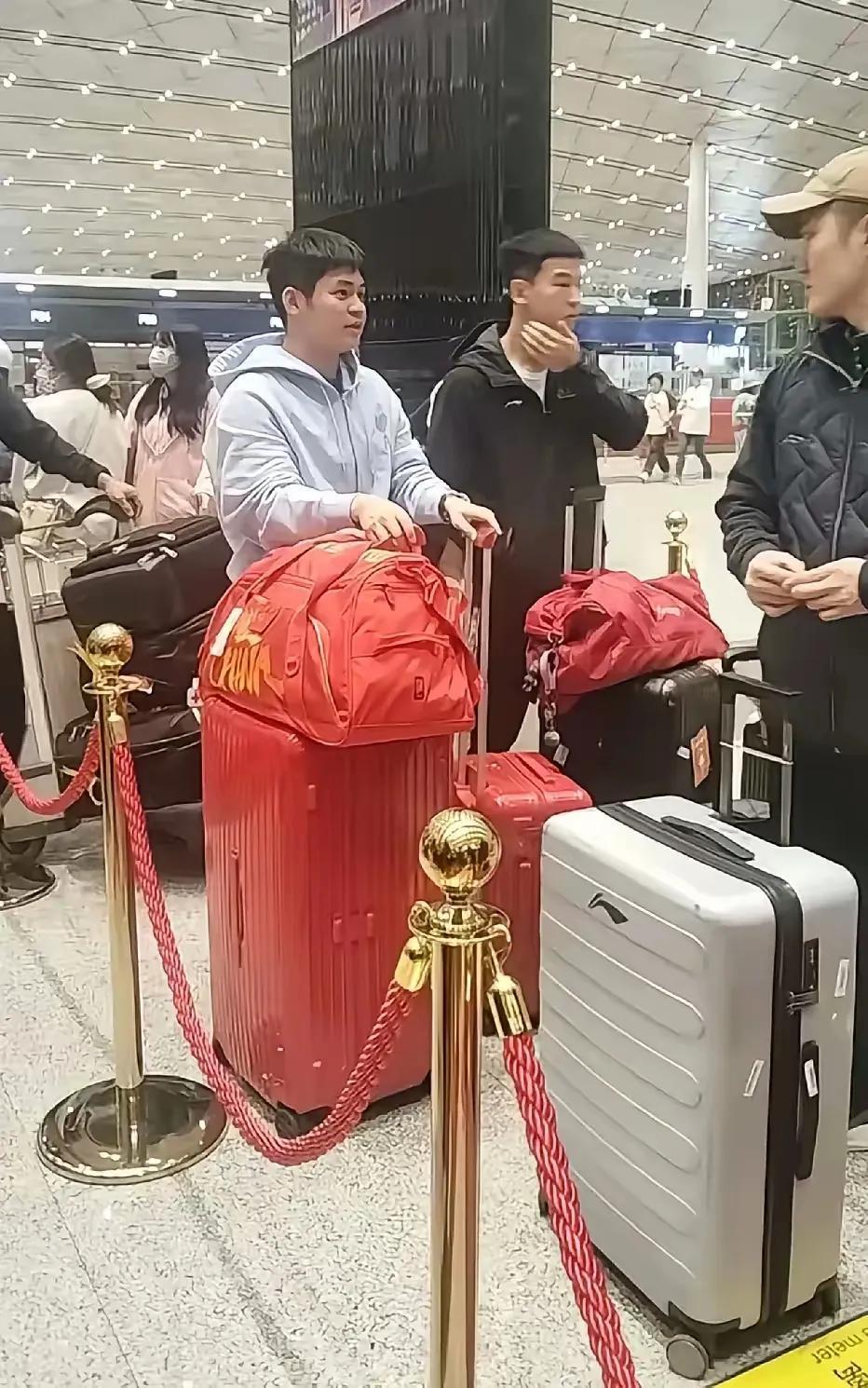 你敢相信吗？林诗栋竟然如此优秀！
第一，连续夺冠，简直战神附体！
第二，大红行李