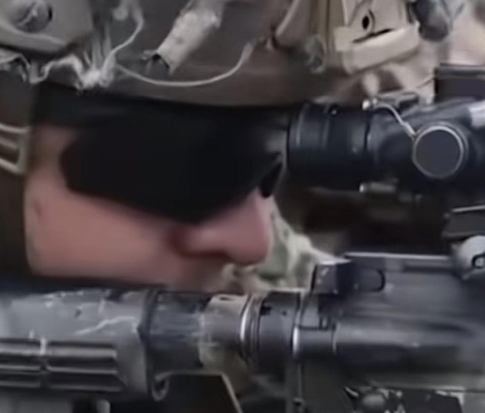 狙击手专注瞄准，精准一击！🔫👀🎯