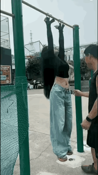 这样整蛊小林姐不好，整哭了咋办呦朋友的整蛊 整蛊大姑姐 街头整蛊美女 员工整蛊 