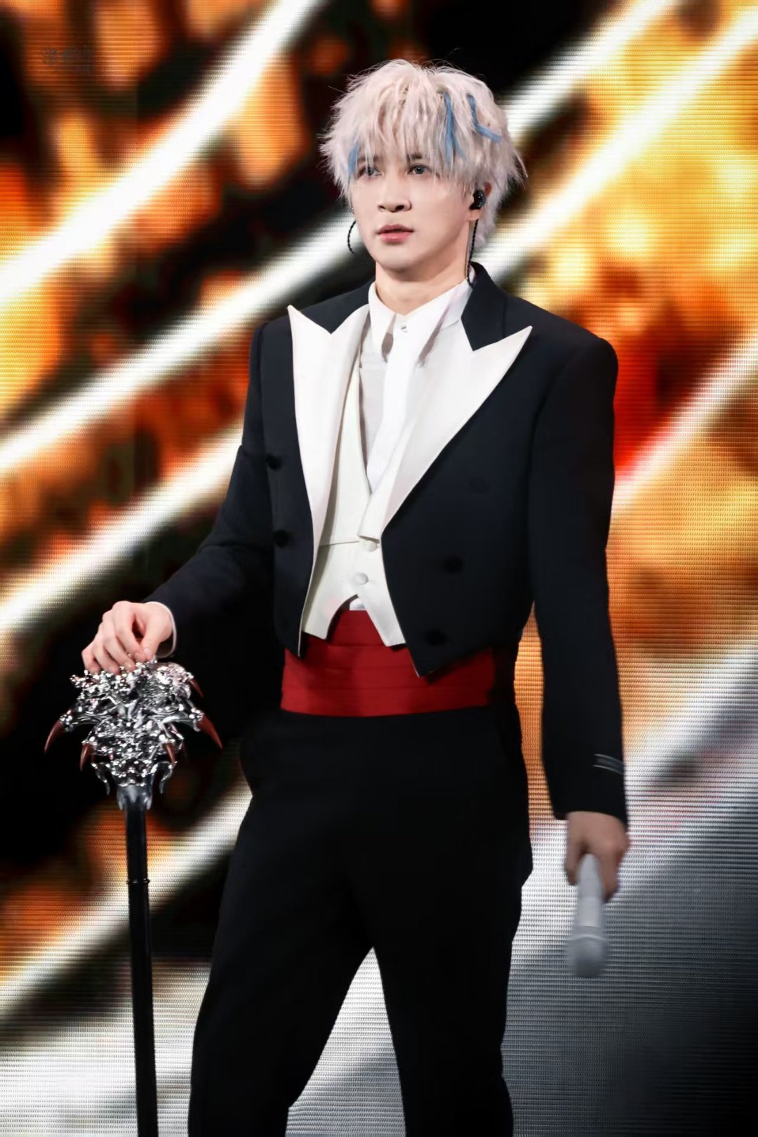 薛之谦360度贴脸开唱薛之谦一场换了多少个交通工具 传送带在转，钢琴在飘，威亚在