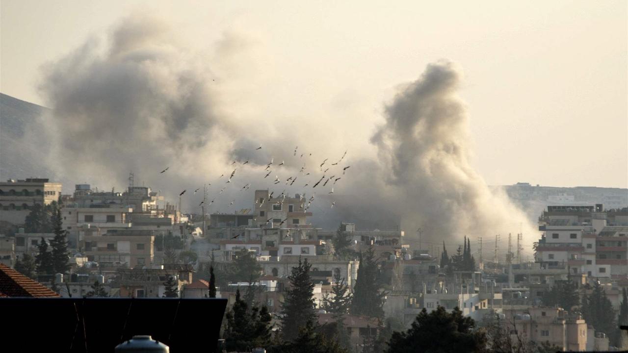 停火6小时，以军炸死303平民

  黎巴嫩母亲莱拉抱着女儿的小书包，在废墟里枯