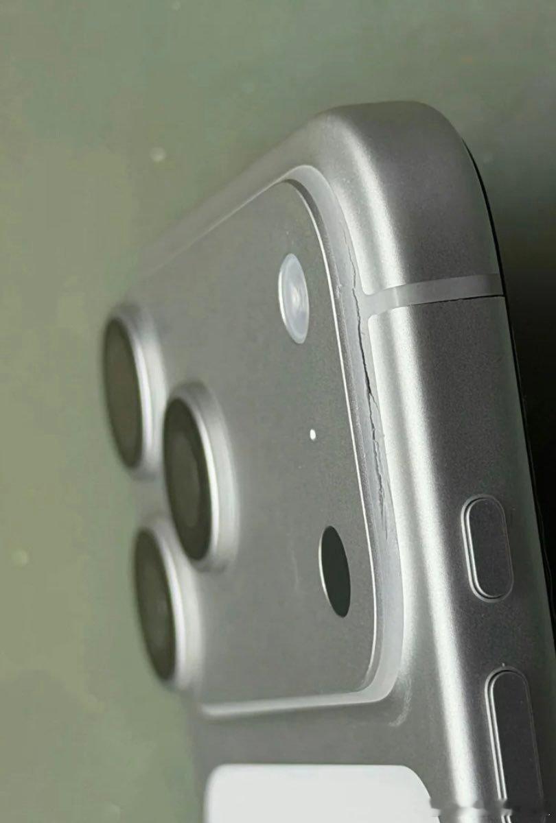 iPhone 17 Pro 系列有概率会出现镜头 Deco 附近天线开裂的情况。