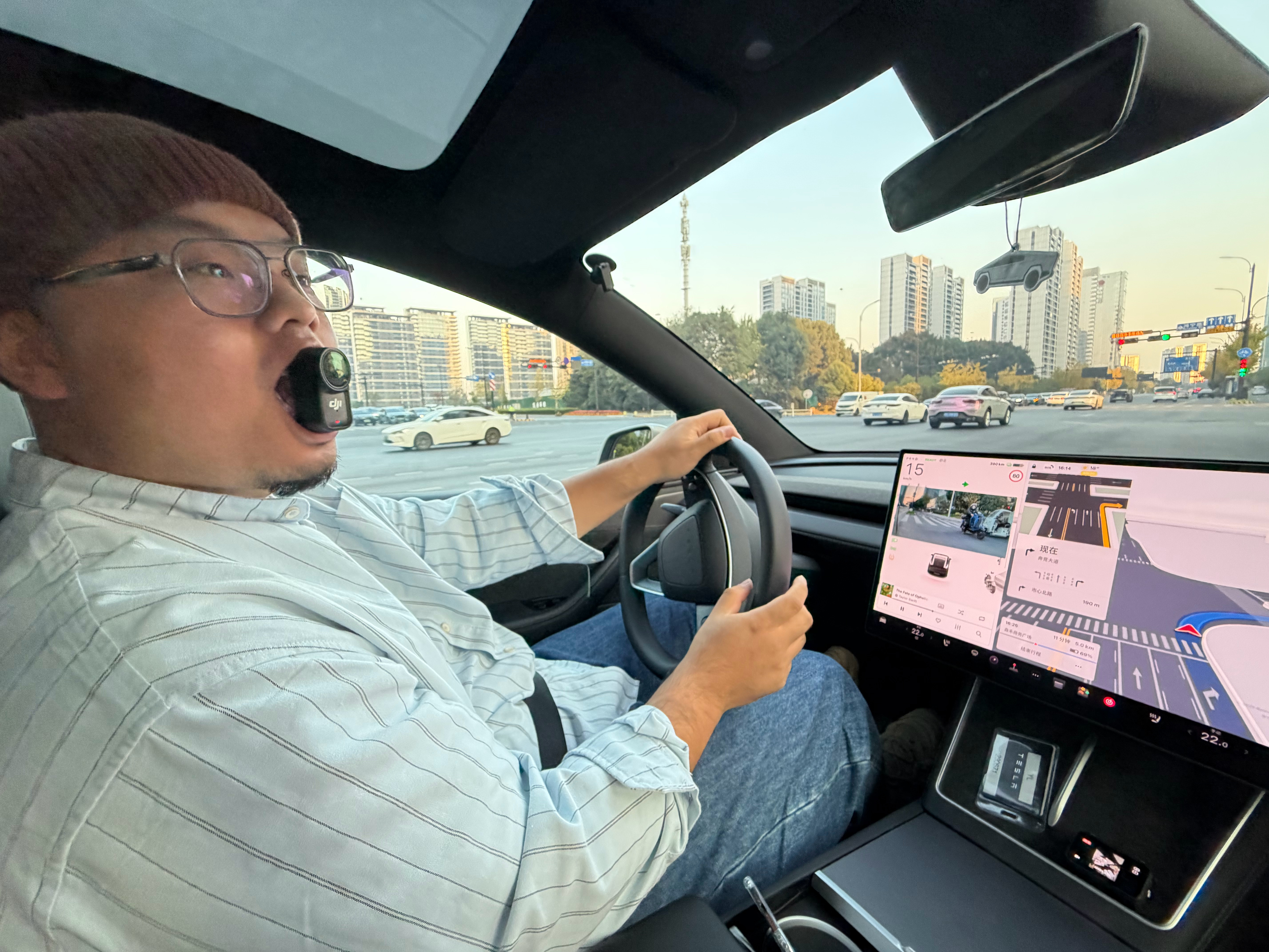 问：如何在保持安全驾驶的前提下，拍好第一视角镜头？@ 努力的车评人    歪比巴