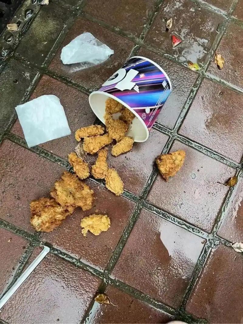全网最离谱的错觉，就是“只要我捡得够快，细菌就沾不上”。一块掉地上的西瓜，只需0