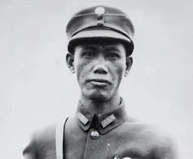 铁血将军抗命守上海，洪门持枪护其周全
 
淞沪抗战，他抗命打了33天，警卫营几乎