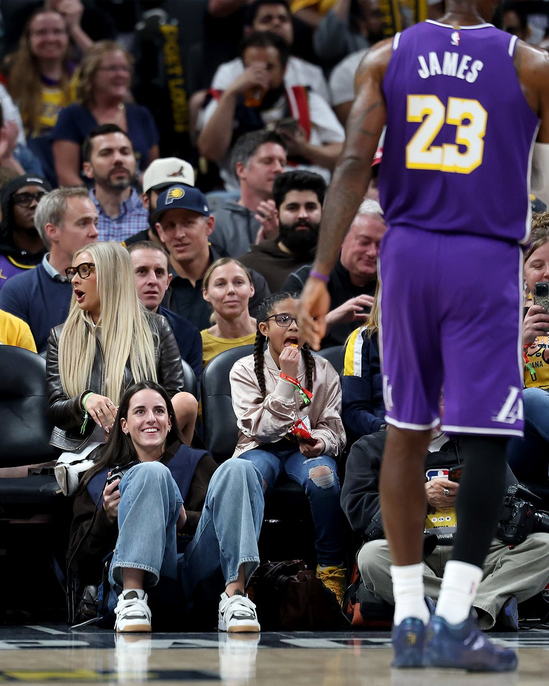 湖人vs步行者41岁詹姆斯的冲击力湖人战胜步行者 今天WNBA球星克拉克场边客串