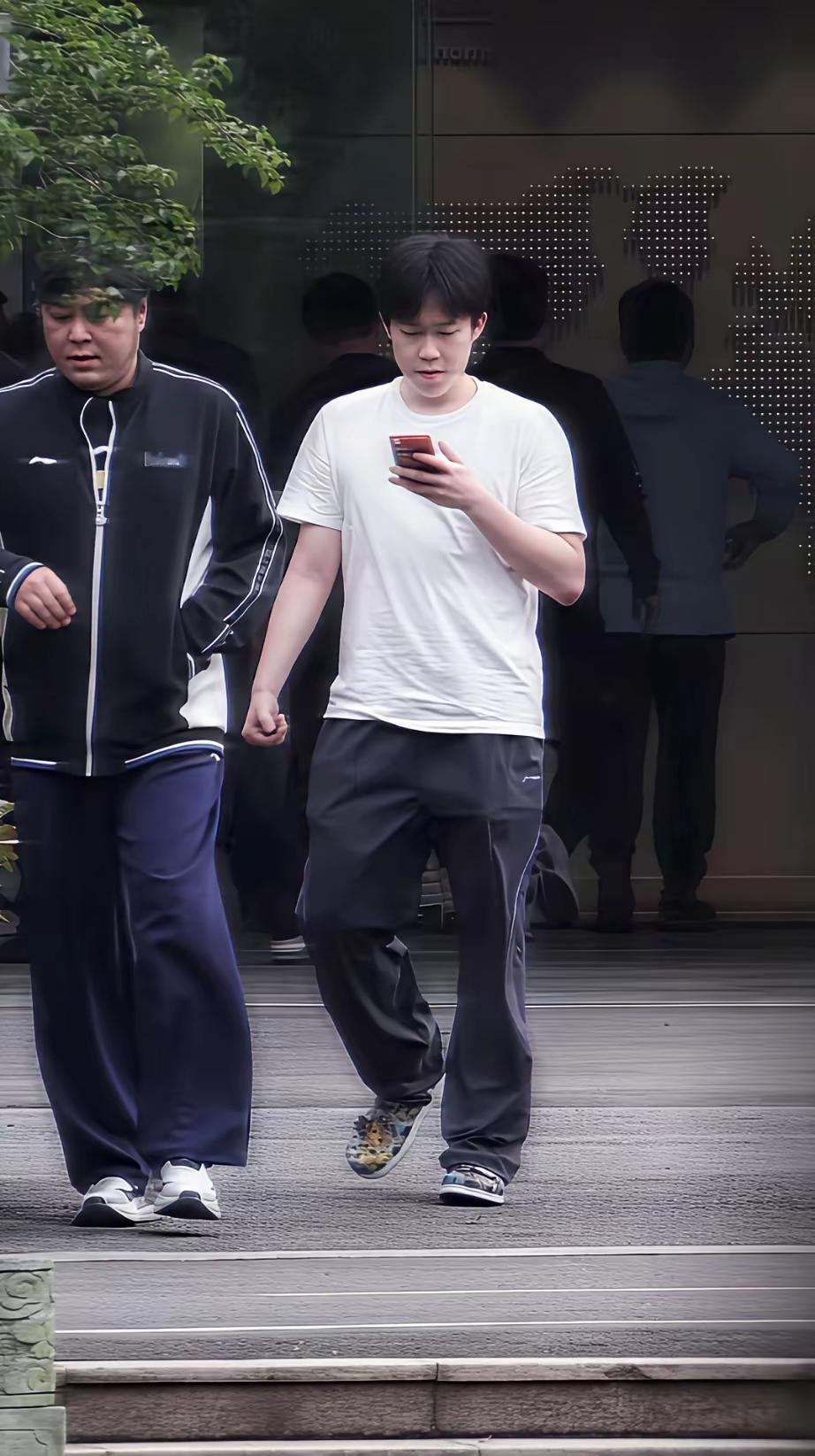 4月15日下训的头哥居然穿了双花鞋子，这孩子也太逗了吧！
今天下训的头哥身穿白色