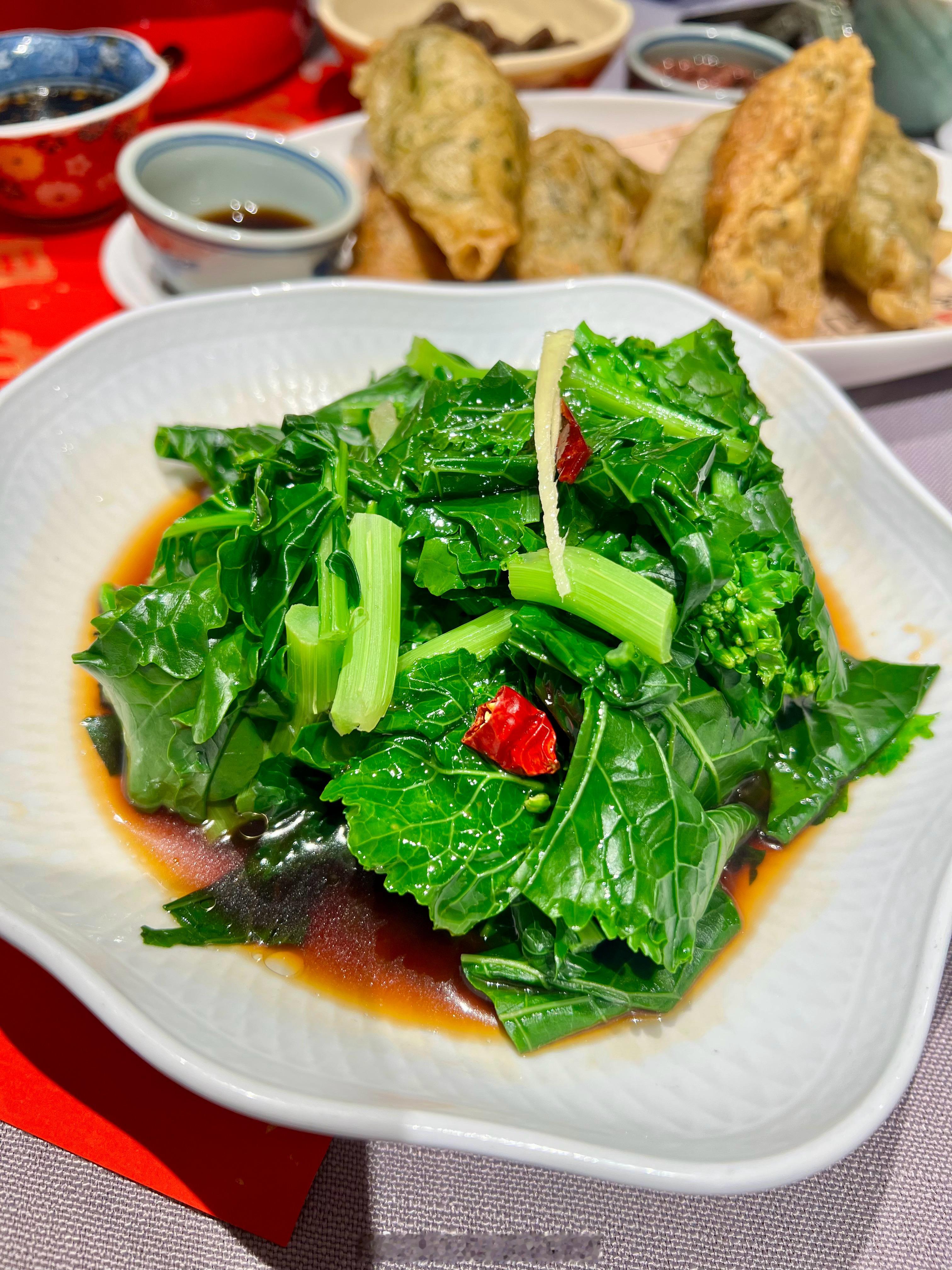 國慶聚餐選在孔乙己酒家，照例要點特色紹興登雞，什麼叫登雞呢？就是閹雞，閹割後的公