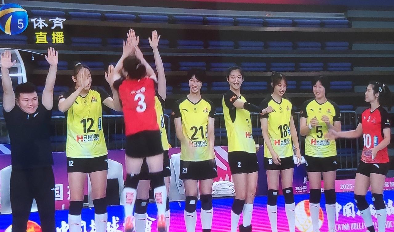 天津女排真的扣不下去球啊！天津女排今天晚上失误送分太多了！面对高大副攻的山东女排
