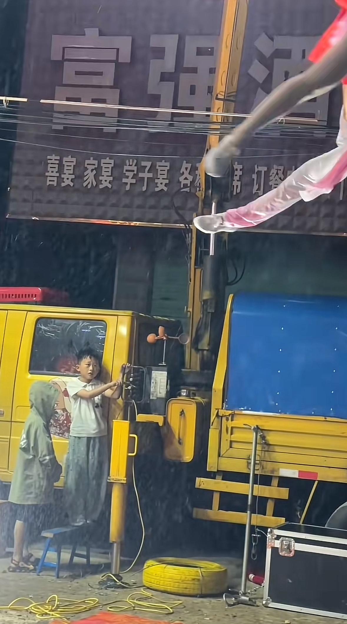 泪目，今天全网都被阜阳这个六岁小男孩感动了！他小小的身躯站在雨里一动不动的按着升