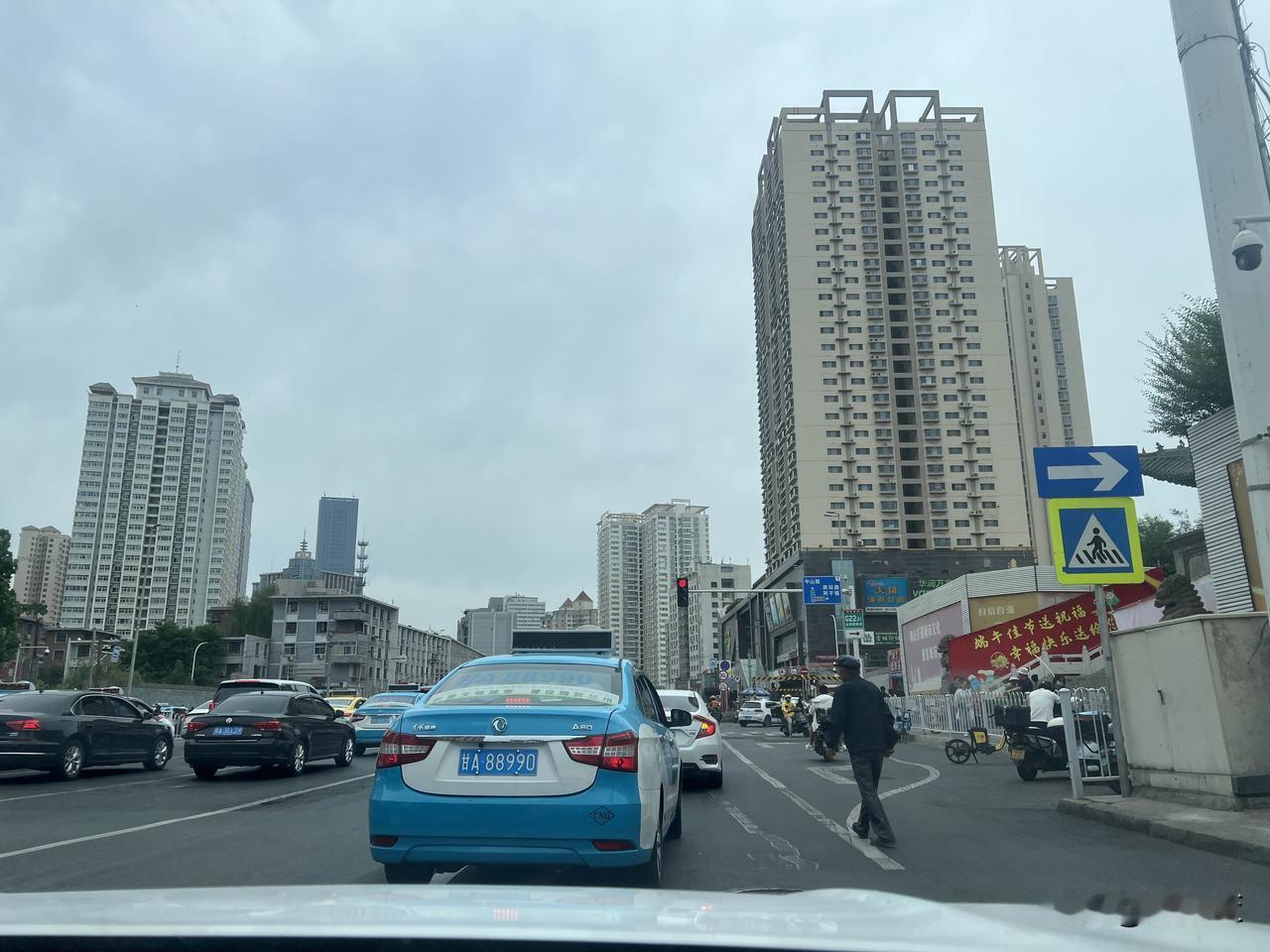 兰州市的主干道平时的车还是挺多的，照片上的这条路就是七里河区的文化宫附近。

今