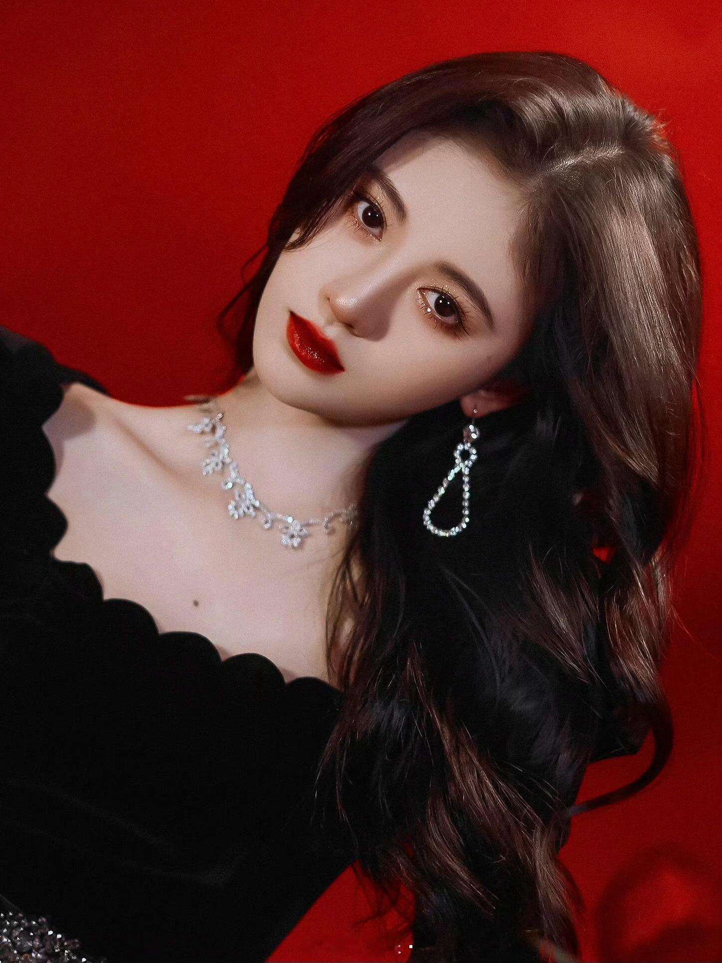 鞠婧祎珍珠名伶红玫瑰与黑玫瑰这套造型真的和婧祎好适配！突然梦回19年的那套造型 