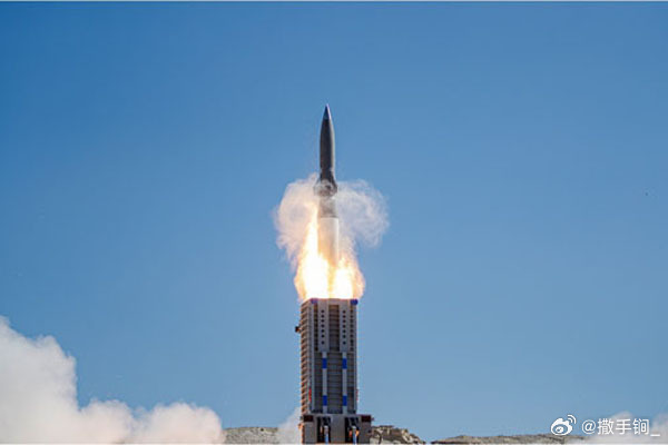 日本防卫省宣布今天起在熊本市和静冈县的陆上自卫队驻地正式部署两款长射程导弹。此举