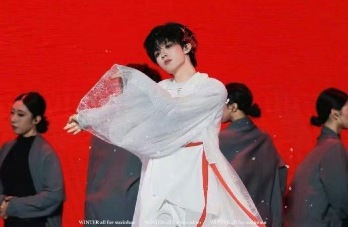 苏新皓囍神级solo 谁懂白衣舞剑的苏新皓有多绝！《囍》solo从安静抚琴开始，