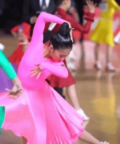 近日，孙俪女儿拉丁舞夺冠后被男老师亲脸一事引发关注。颁奖后男老师的这一行为，从画