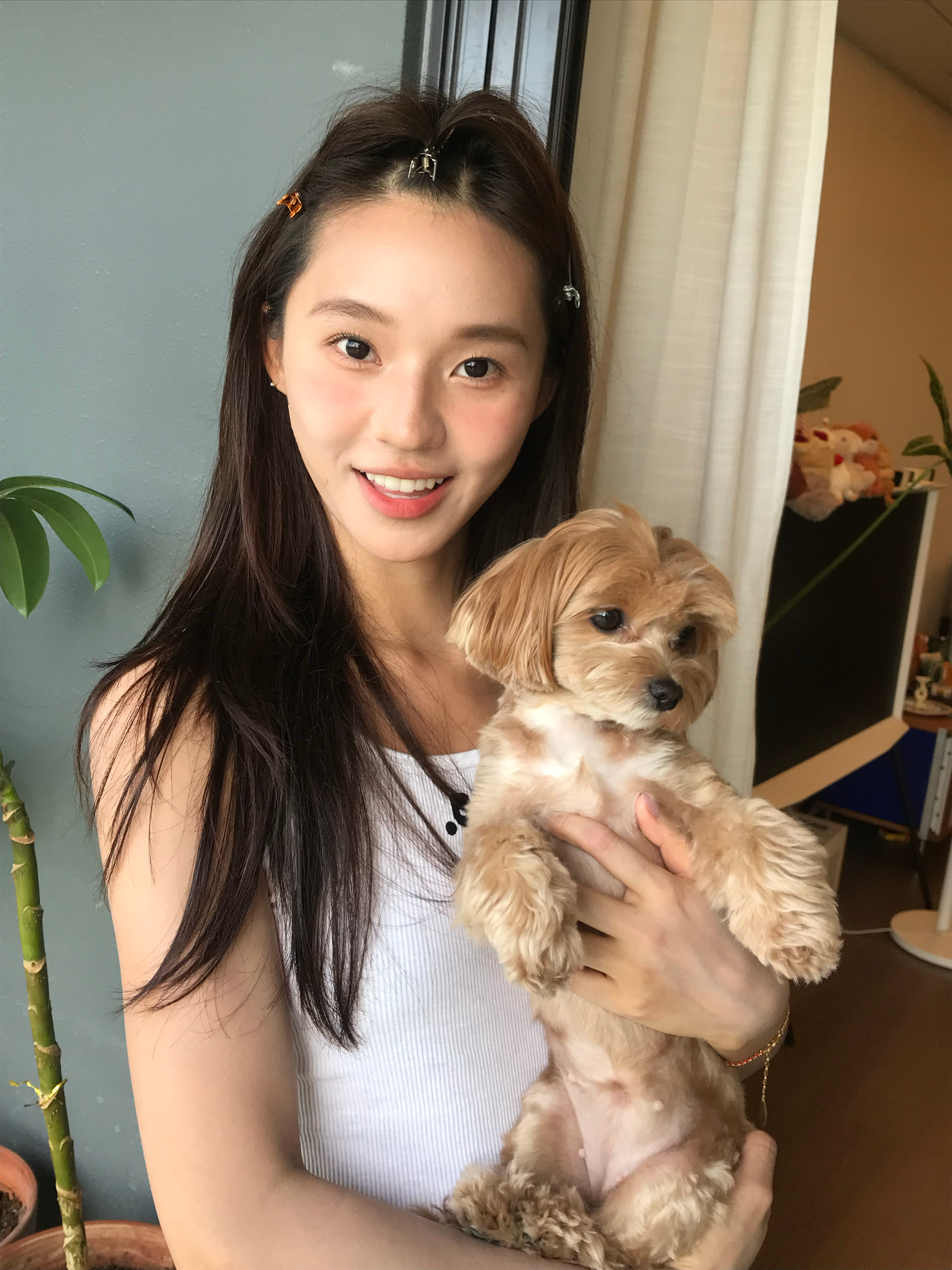 今天戴的这个美瞳 好有青春文学少女的味道 ​​​